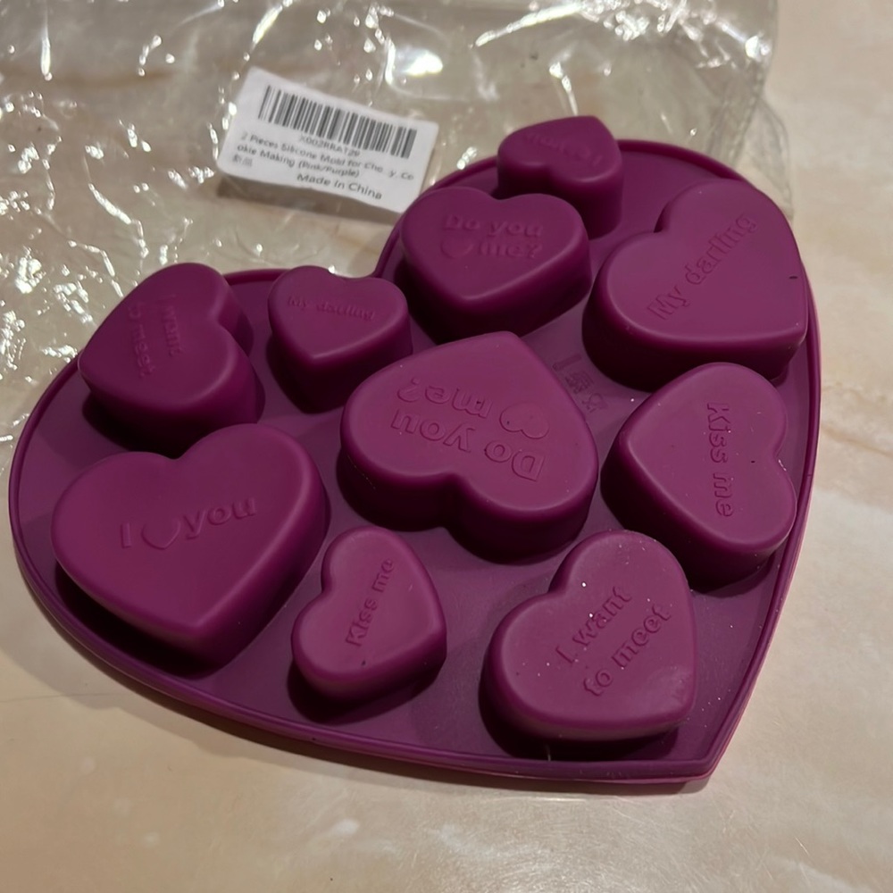 2 NIB silicon Conversation hearts mold